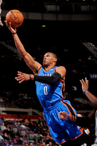 广州小学生观战轮椅篮球赛为运动员加油