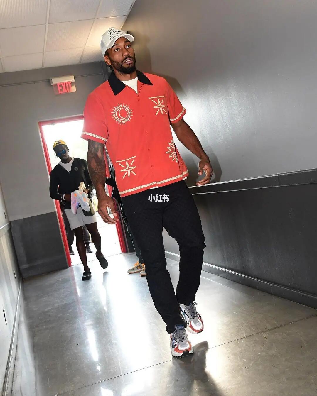 巴里·邦兹在 2004 年赛季获得了惊人的 232 次保送，其中故意四坏高达 120 次