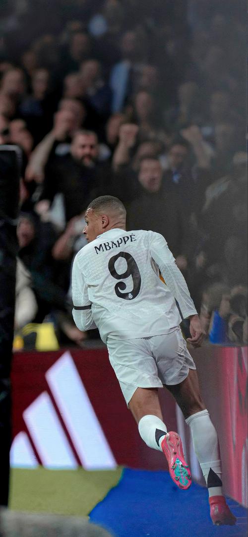 F1中国大奖赛开赛 汉密尔顿破纪录夺得冲刺赛杆位