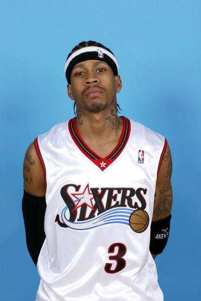 长春亚泰队启程出征青岛时，球迷用歌声为将士们送行