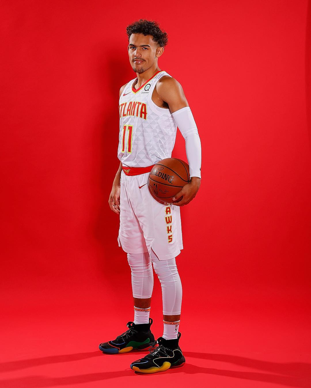 篮球勇士官方宣布签下新秀后卫