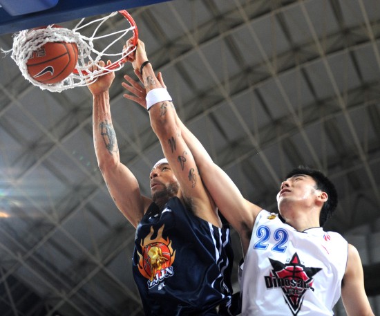 NBA ｜ 爱德华兹爆发轰37分 木狼逆转快艇止连败