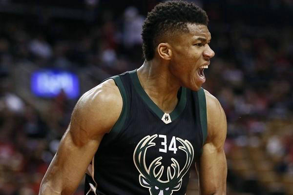 阿根廷国家队抵达安哥拉，大批球迷等候并高呼梅西名字